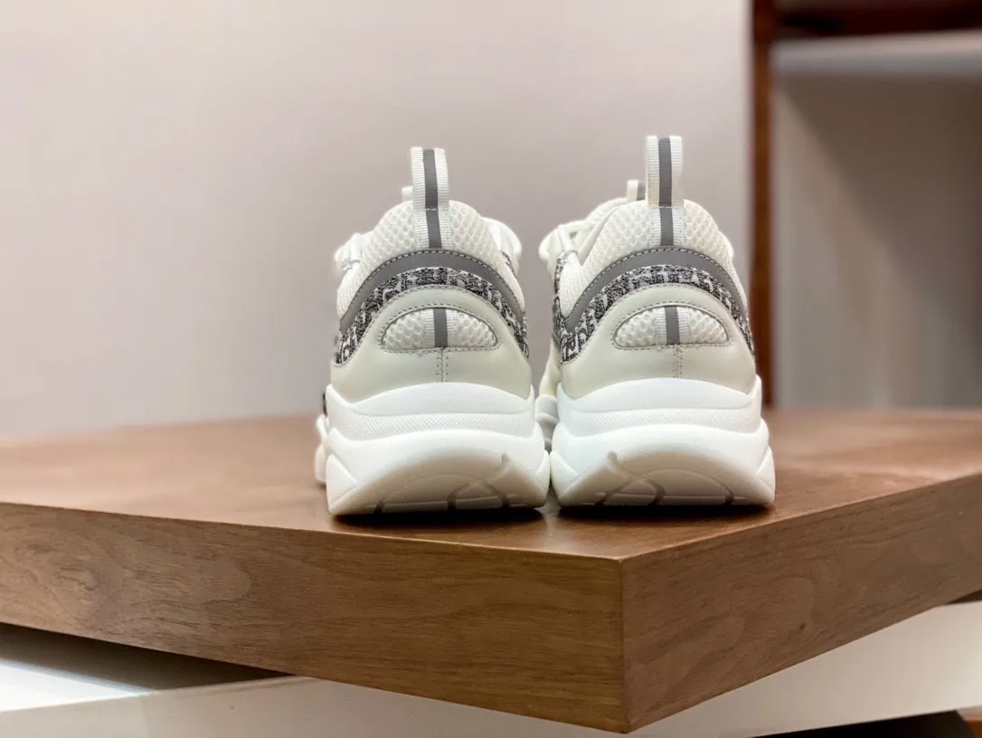 Factory price: 500💰 Dior B22 men's jogging fashion sneakers. This item draws inspiration from retro jogging shoes. It adopts a thick low-top design, with an upper made of leather and mesh fabric, and a black and white engraved rubber sole. The side is decorated with an embossed "Di~r" logo. Code number: 38-45 (38, 45, 46 can be customized)